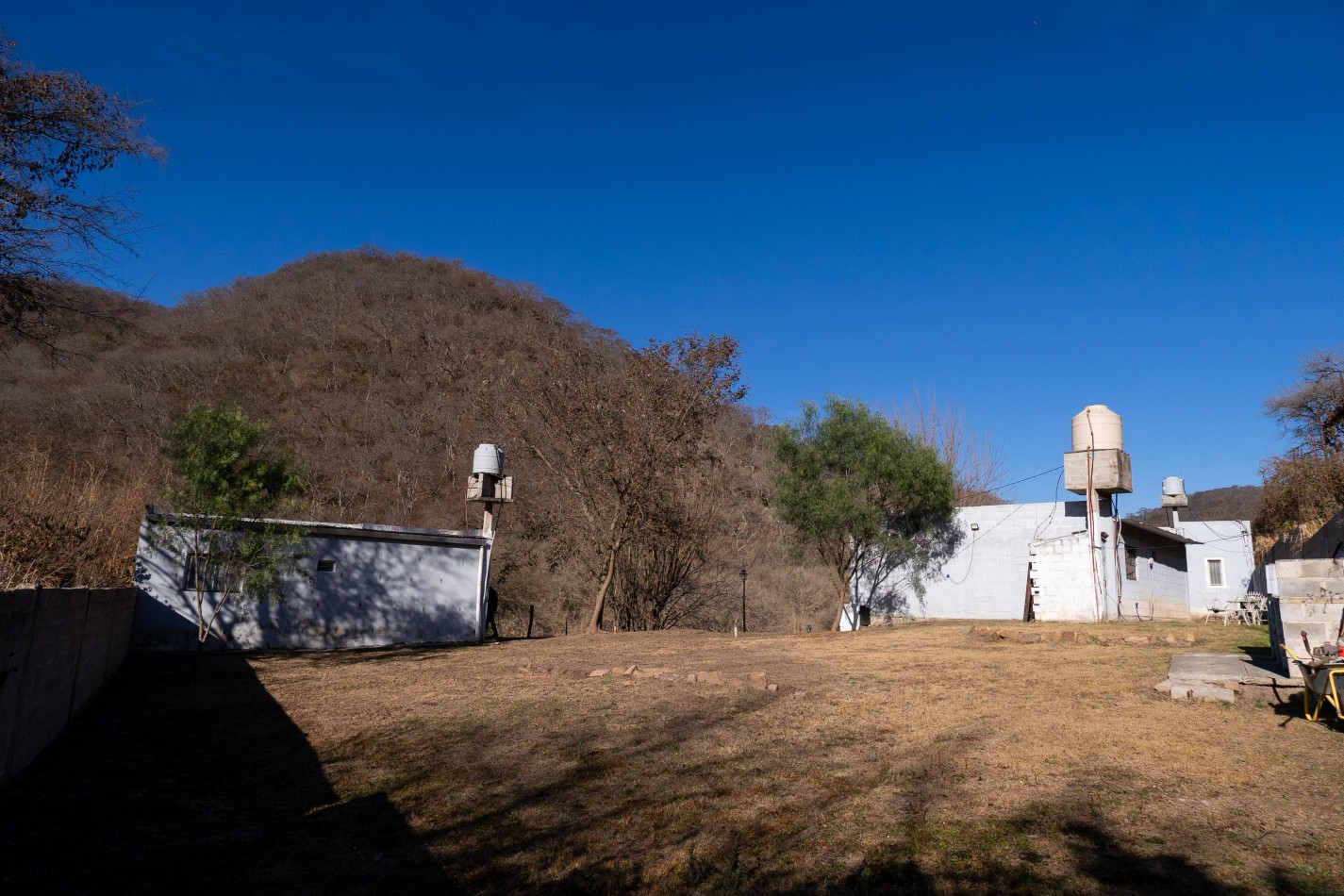 TERRENO DE 1.995m² CON TRES (3) CONSTRUCCIONES EN ZONA VIRGEN DEL CERRO (TRES CERRITOS)