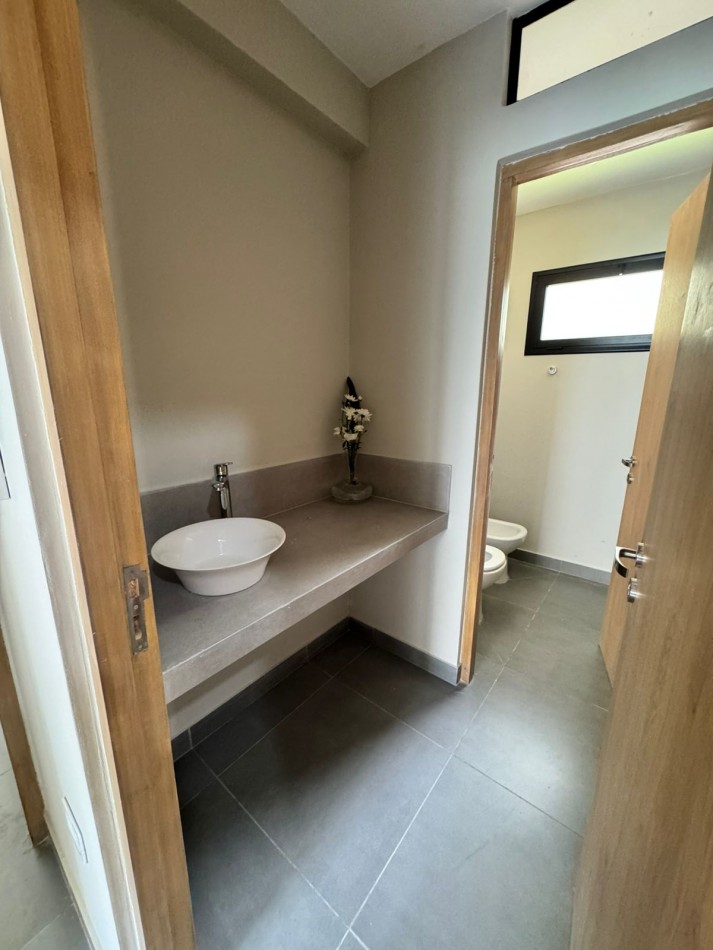 CASA ESQUINA A ESTRENAR 2 DORMITORIOS - BARRIO UNIVERSIDAD CATOLICA