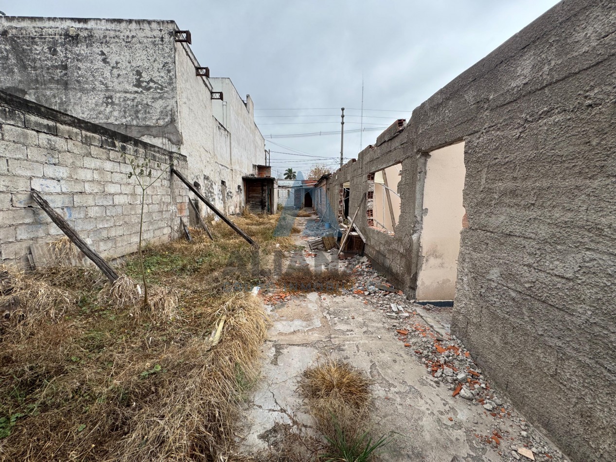 Terreno con casa a reciclar en venta