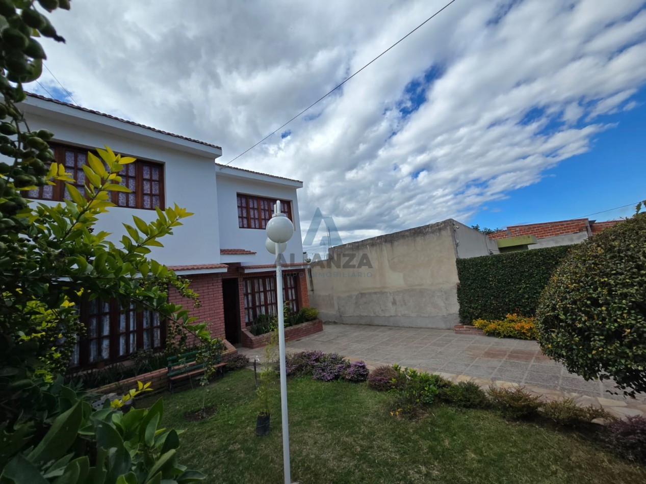 Casa en venta ubicada a dos cuadras Colegio Estrada 