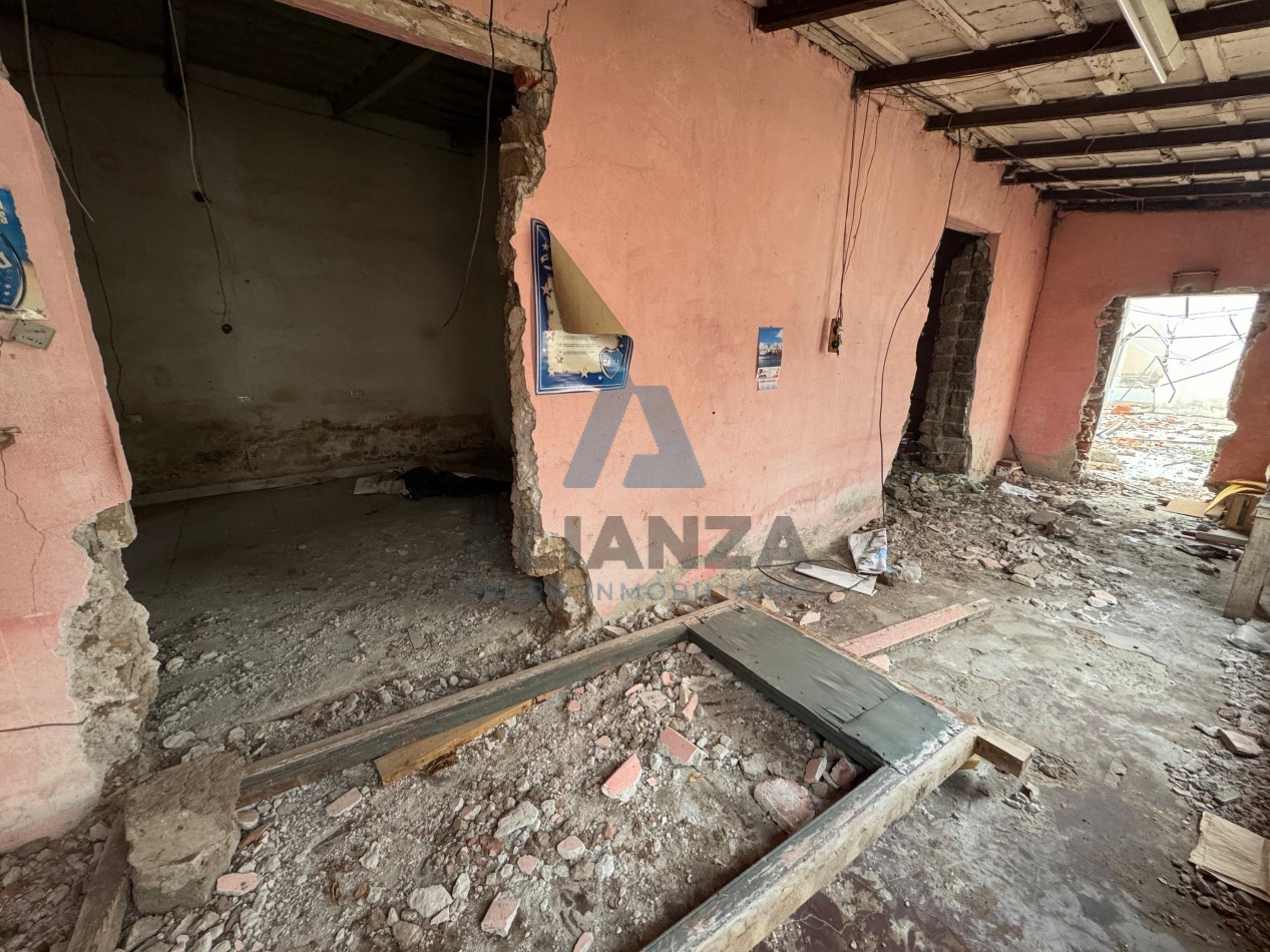 Terreno con casa a reciclar en venta