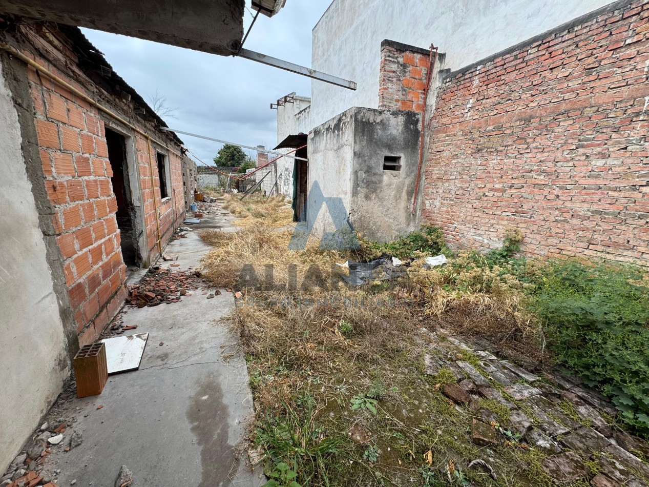 Terreno con casa a reciclar en venta