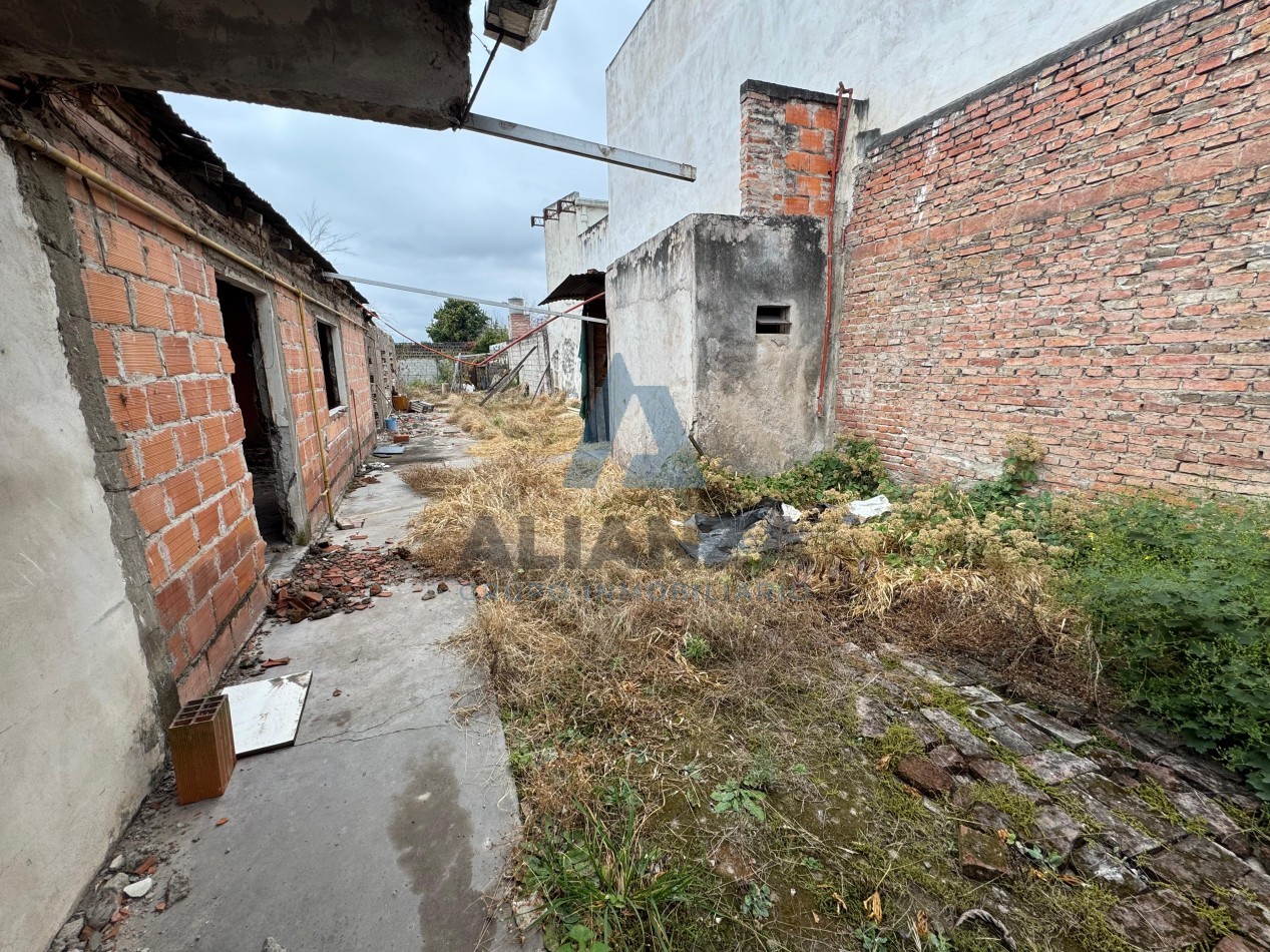 Terreno con casa a reciclar en venta