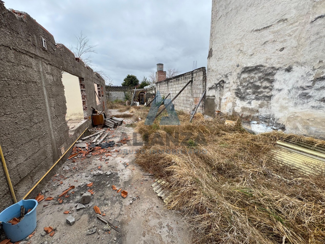 Terreno con casa a reciclar en venta