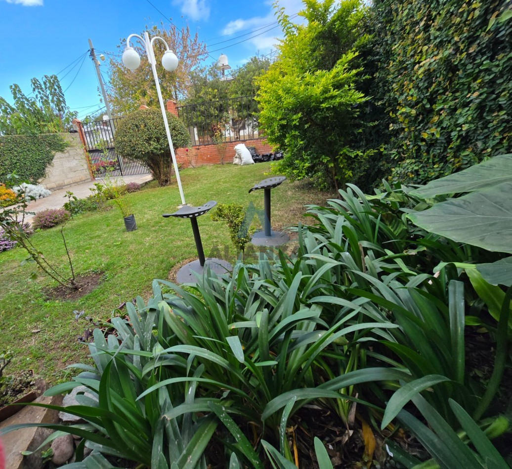 Casa en venta ubicada a dos cuadras Colegio Estrada 