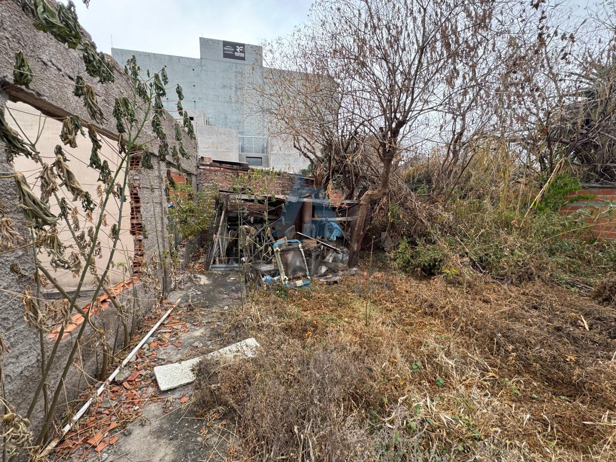 Terreno con casa a reciclar en venta