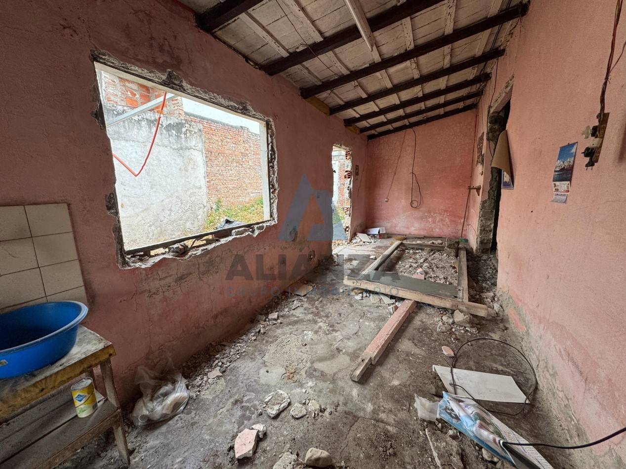 Terreno con casa a reciclar en venta