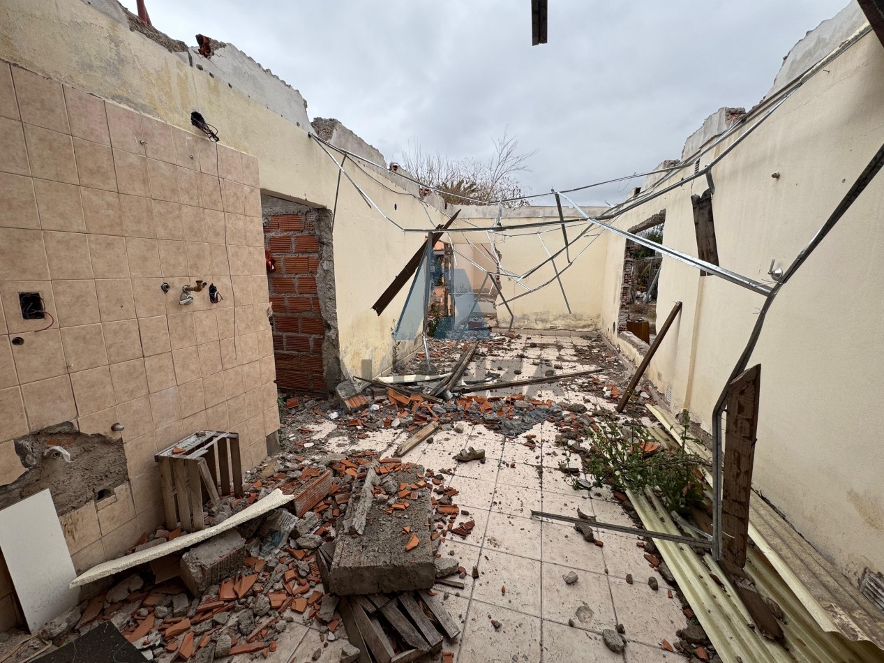 Terreno con casa a reciclar en venta