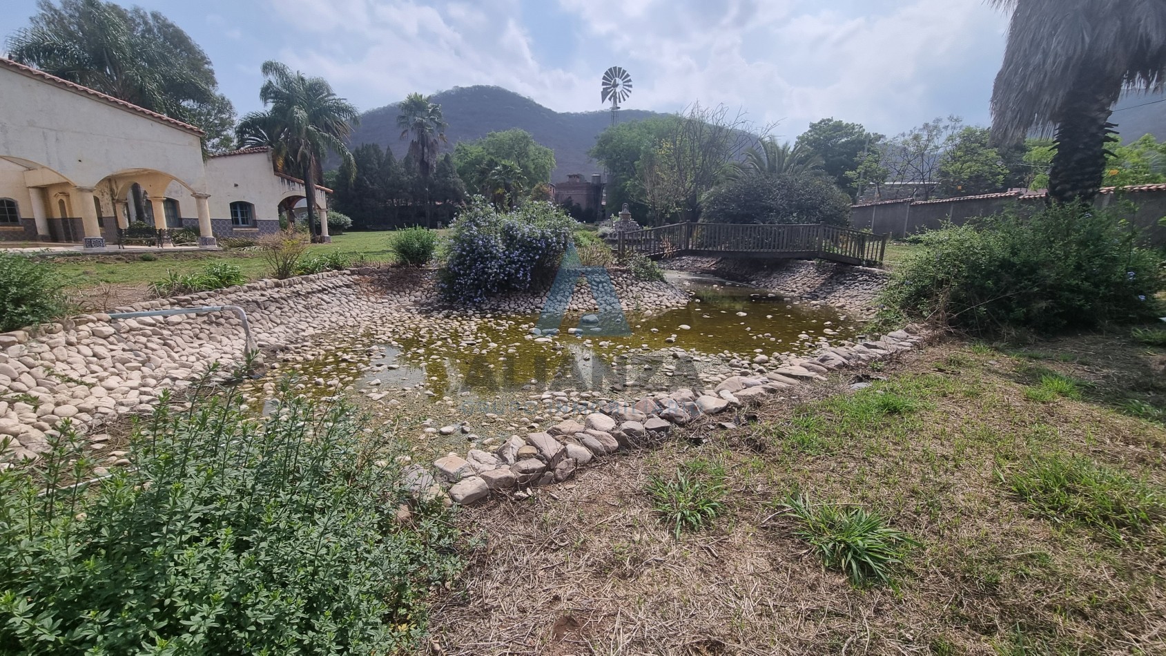 EXCLUSIVA PROPIEDAD EN VENTA (Y POSIBILIDAD DE ALQUILER) EN BARRIO AUTODROMO DE 6.800 METROS CUADRADOS TOTALES CON LAGUNA, QUINCHO Y PISCINA